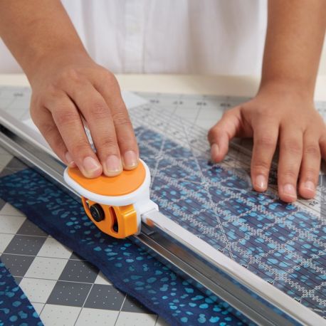 Combiné règle acrylique et cutter pour la coupe droite des tissus - Fiskars