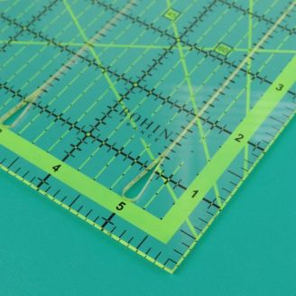 Règle Patchwork Bohin carrée avec fentes de découpe 6" x 6"