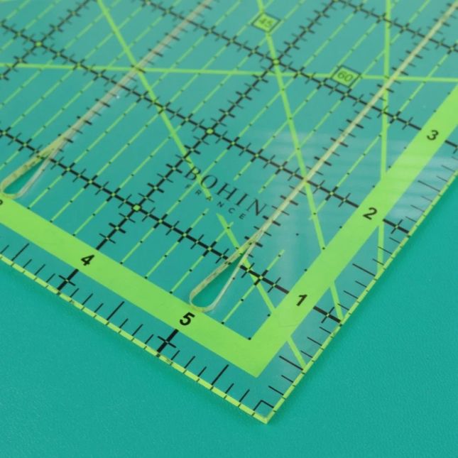 Règle Patchwork Bohin carrée avec fentes de découpe 6" x 6"